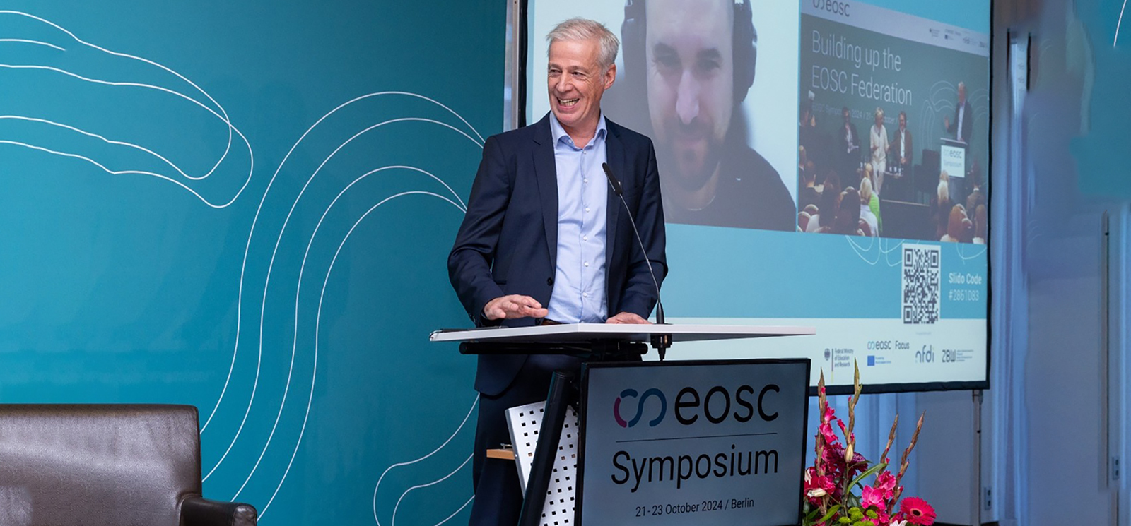 Prof. Dr. Klaus Tochtermann an einem Rednerpult beim eosc Symposium.