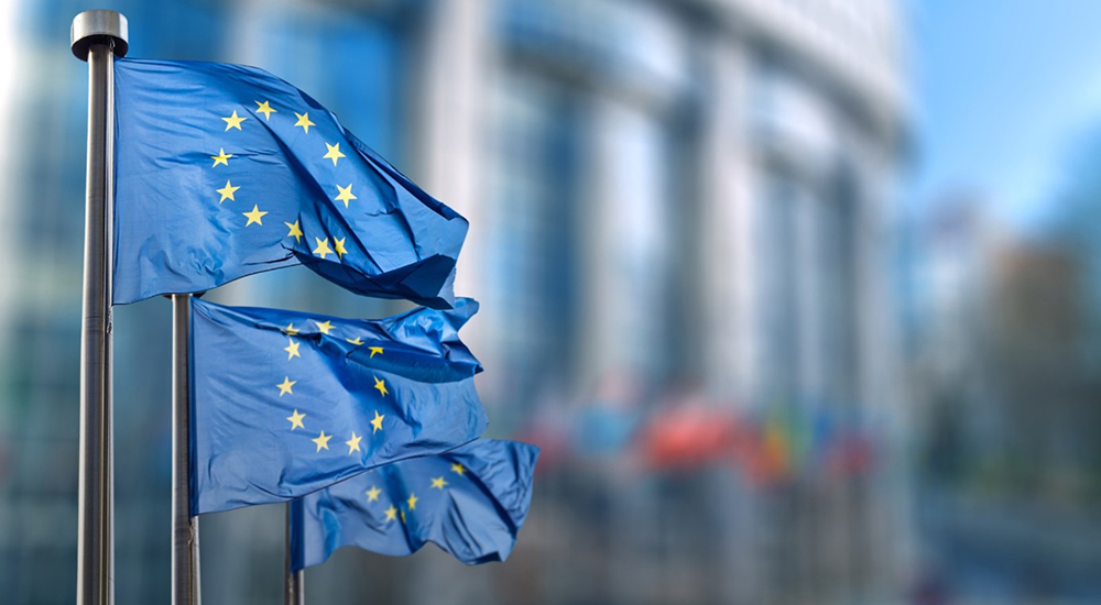 Foto von drei Europa-Flaggen, die im Wind wehen